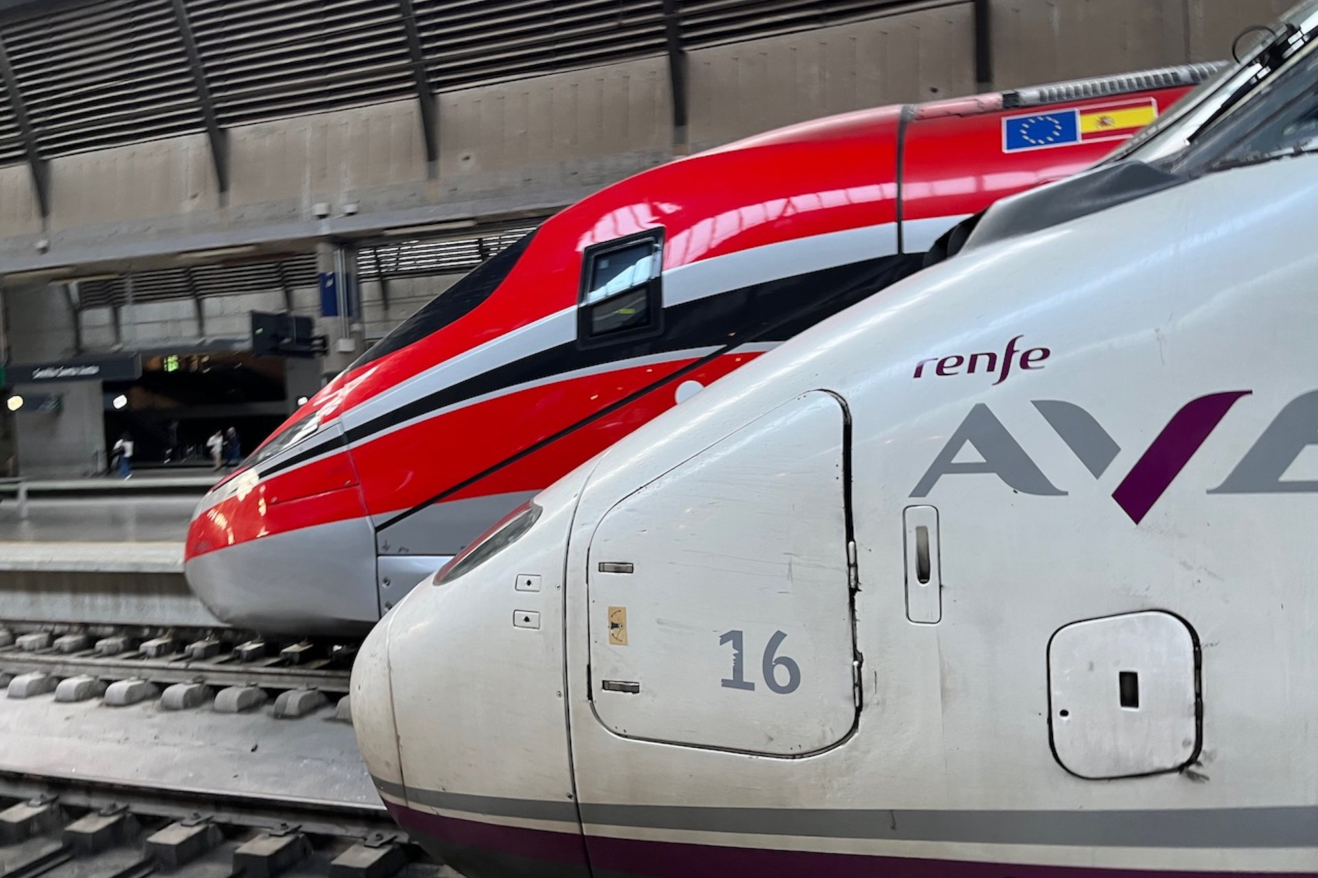 Ilustrační fotografie vysokorychlostních vlaků Renfe AVE řady 100 a Iryo Frecciarossa ve španělské stanici Sevilla-Santa Justa
