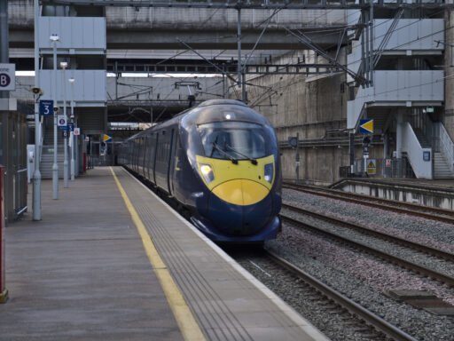 Vysokorychlostní vlak společnosti Southeastern stojící u nástupiště železniční stanice Stratford International v Londýně