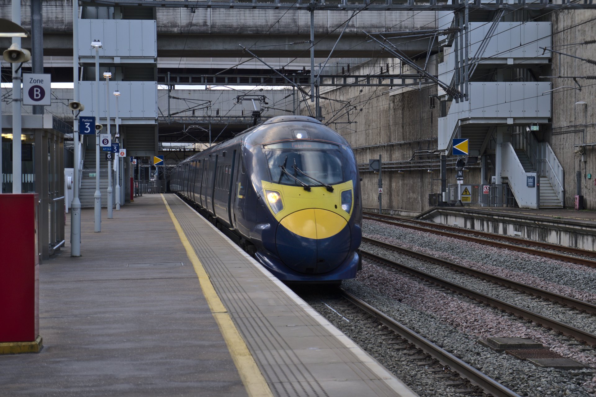 Vysokorychlostní vlak společnosti Southeastern stojící u nástupiště železniční stanice Stratford International v Londýně
