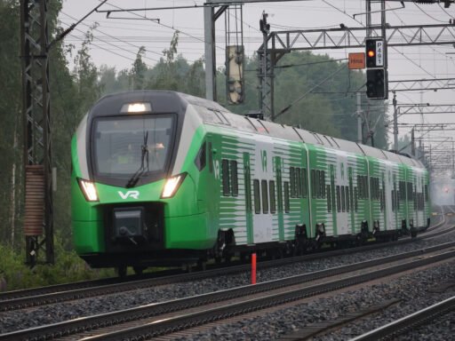 Zelenobílá elektrická jednotka Stadler FLIRT řady Sm7 během zkušební jízdy na elektrifikované železniční trati ve Finsku